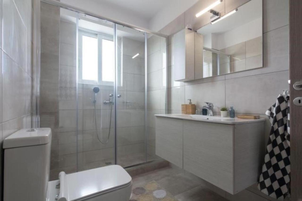 New Spacious Apartment Located In Пірей Екстер'єр фото